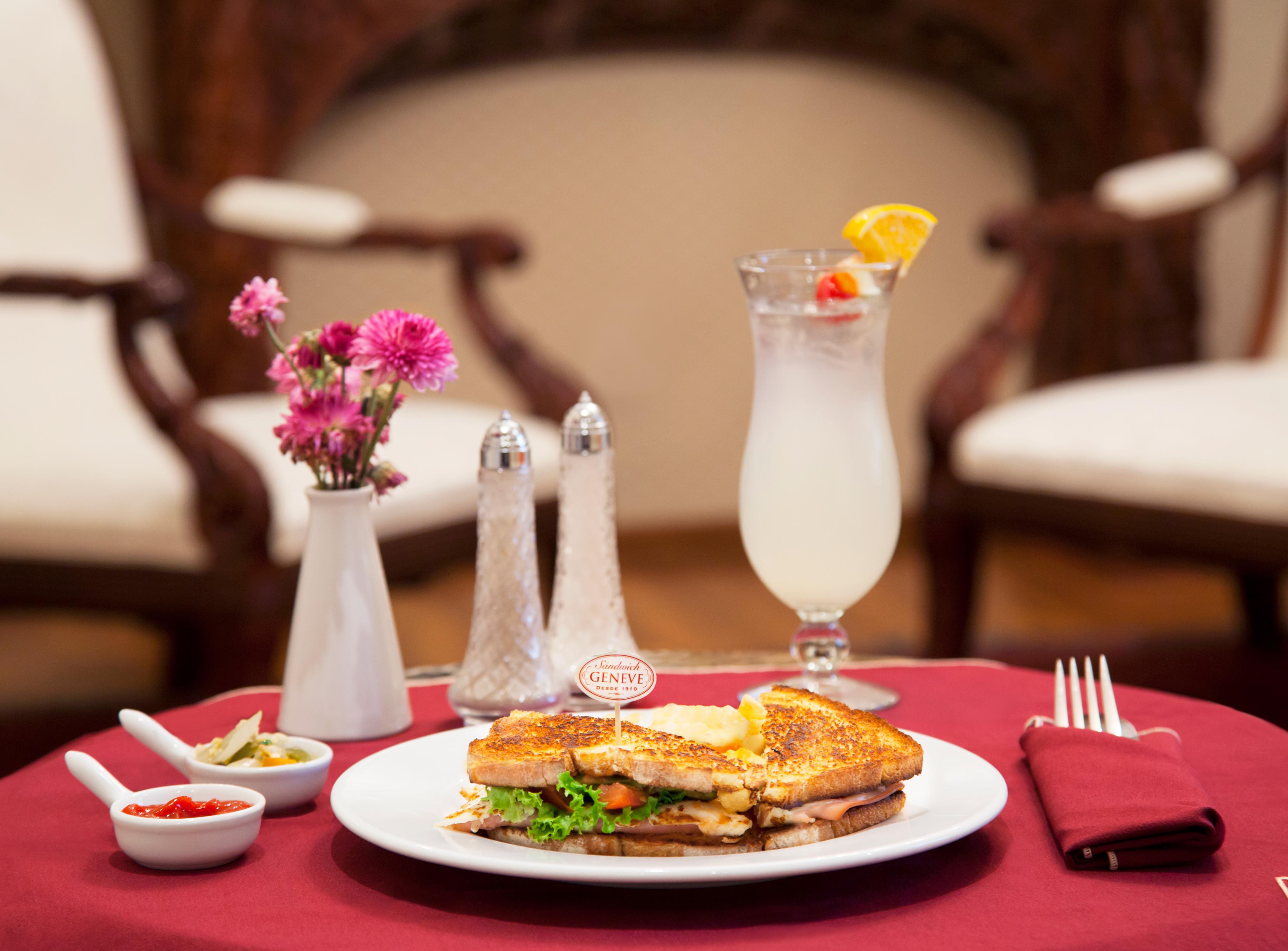 Hotel Geneve Cd De Mexico Εξωτερικό φωτογραφία A table set for fine dining