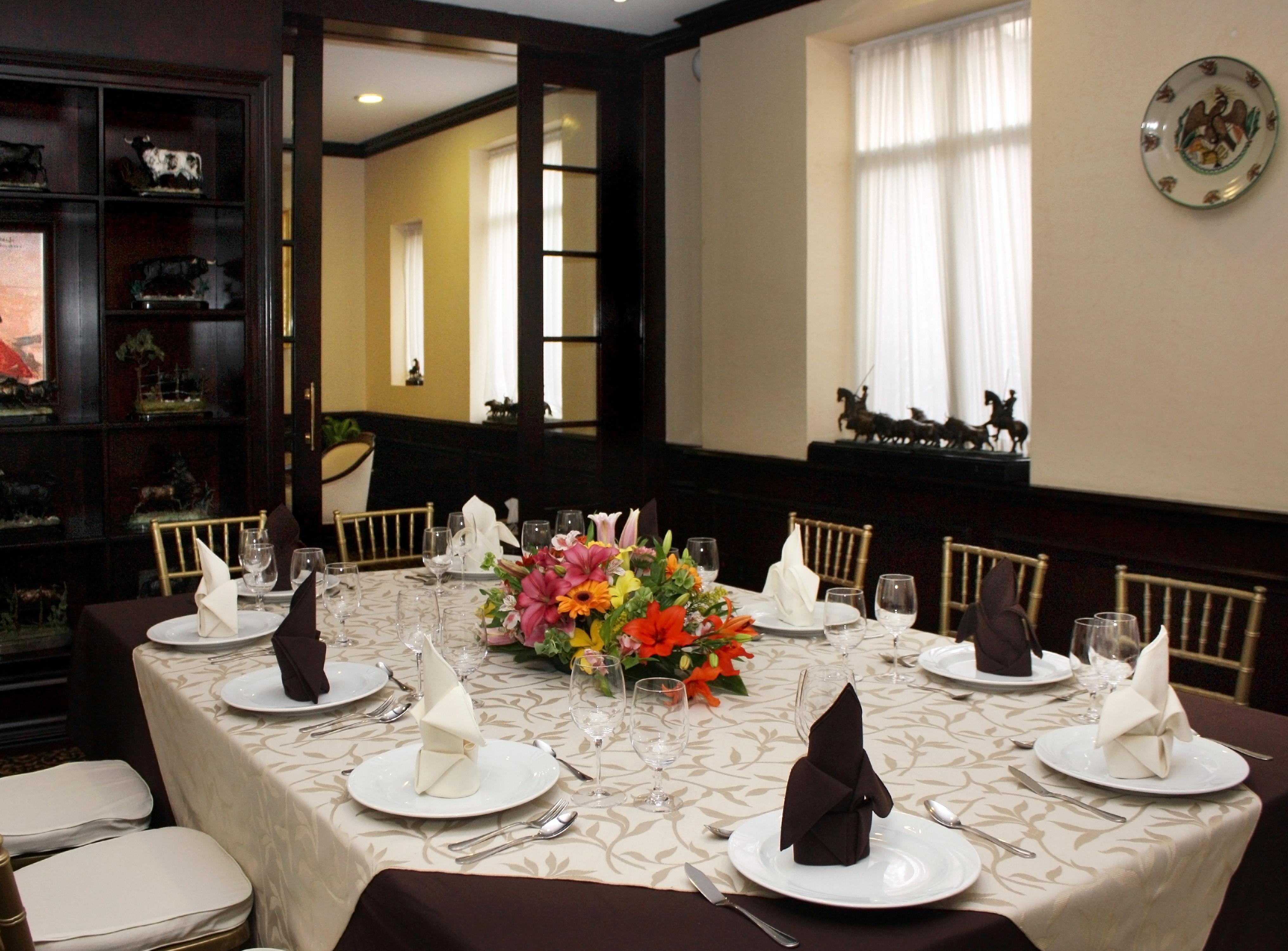 Hotel Geneve Cd De Mexico Εξωτερικό φωτογραφία A table set for a meal